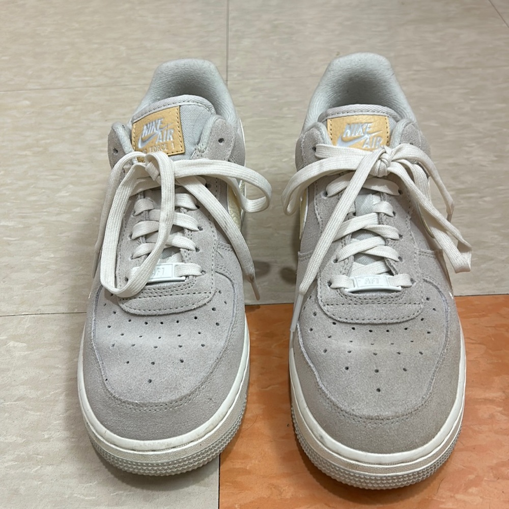 Size 8 Women’s Nike Airforces